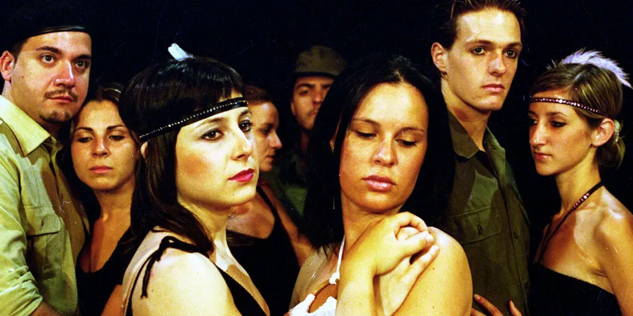 Accademia Internazionale di Teatro Roma – Voci di guerra / Disincantando / Nel solito tram tram … – Anno Accademico 2001/2002 – foto 1